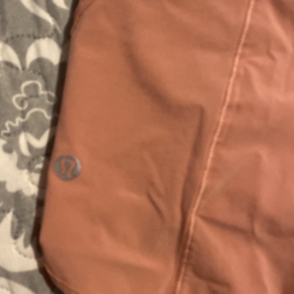 Lulu lemon Track that mid rise lined short 5” - Picture 4 of 4